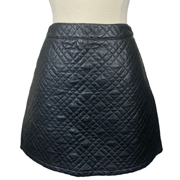 Forever 21 Black Quilted Faux Leather Mini Skirt - Size Small - Picture 2 of 6